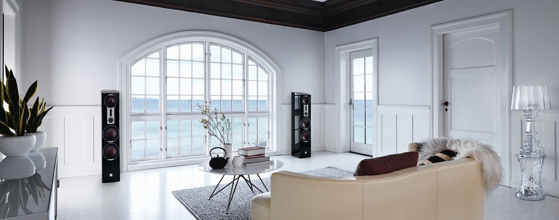 DALI-EPICON-8-black-interior-01.jpg