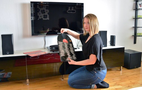 Hanna Wigert with her DALI CONCEPT 1 speakers